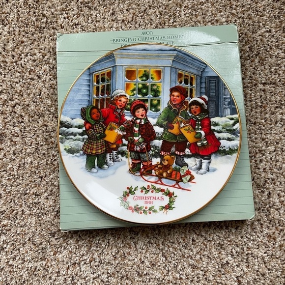 Avon 1991 CHRISTMAS PLATE “PERFECT HARMONY”
Porcelain trimmed in 22K gold. NIB - Picture 2 of 5